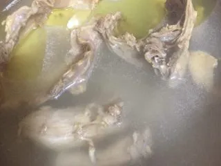 奶油胡萝卜汤,煲鸡汤，我用了一个鸡壳煲汤，成本低一些，煲出来的高汤味道也很浓，完全不逊色。