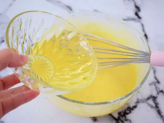 巧克力蛋糕甜甜圈,加入玉米油,搅拌均匀