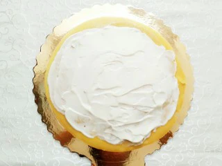 榴芒千层蛋糕,再抹上奶油!放上一张千层皮!