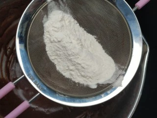 网红夏威夷果仁可可脆脆巧克力片 香港珍妮聪明小熊夏威夷果仁巧克力脆脆,6.筛入中筋面粉30克；