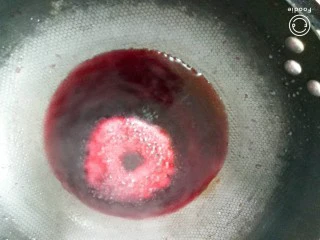 法式红酒牛排,将剩余的红酒倒入锅中煮开