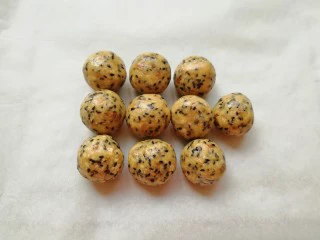 麦片芝麻核桃酥,分成20g一份搓圆。 