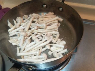 健康低卡香煎鲈鱼,把海鲜锅放入锅中大火翻炒。