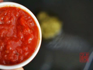 海鲜鲍鱼蝴蝶意面，其实西餐我也可以,再放入番茄酱。