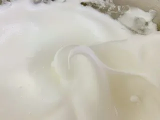 古早蛋糕（青汁）,打发至湿性发泡，蛋白非常细腻。