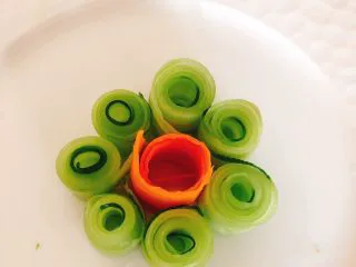 白灼沙拉三文鱼-西餐、年夜饭,全部卷好摆出一个花的形状。