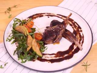 意式香煎羊排,加热后的酱汁淋在羊排上,就完成啦