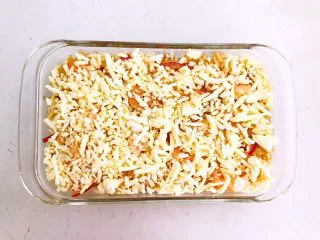 什锦虾仁焗意面,在意面上均匀的撒上一层芝士碎