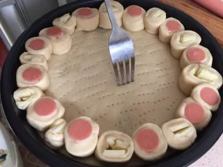 这样吃披萨才爽——重芝士火腿边披萨,用叉子在饼皮上轻按压出排气孔