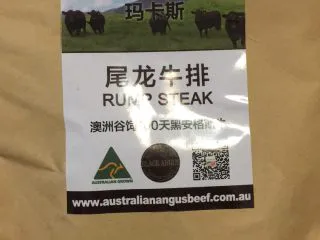 “假装米其林”牛排家庭套餐,煎牛排建议不太会烧饭的人直接先去买半成品牛排，倒入油烧热，小火慢慢煎就好了，最好不粘锅，翻一次就够了，不需要反复翻动。（忘了拍照）😳😳😳