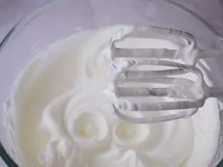 八寸中空红丝绒戚风蛋糕,提起打蛋器有小尖角即可,称为蛋白霜