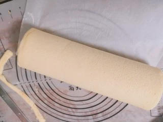 不易开裂的轻盈蛋糕卷,用手抓住卷边的一端轻轻卷起，蛋糕卷两头可以切掉，让蛋糕卷更整齐