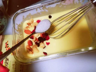 酸奶蛋(也可以用牛奶),放入5小勺子白糖,喜欢甜的还可以加一点点炼乳