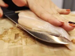 蓝带爆浆鸡排,烤箱预热到180c 把肉上多余的脂肪切除