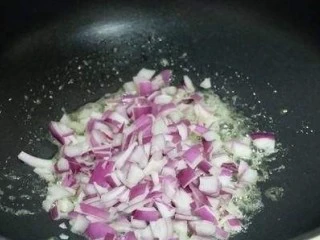 迷迭香黑胡椒牛排,倒入洋葱碎、一半的蒜蓉、1勺黑胡椒，1勺蚝油，2勺生抽，1勺番茄酱，1勺糖，炒香