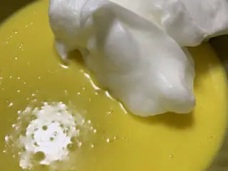 古早蛋糕(抖臀),挖三分之一蛋白➕面糊里,用炒菜手法上下翻拌。