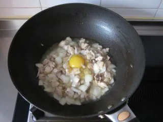 葡国鸡饭：在家复制香浓馥郁的异域美食,放入鸡蛋继续翻炒。 