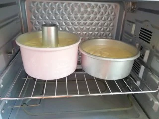 6寸中空戚风蛋糕,送入预热好的烤箱。