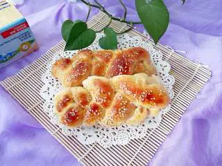 果酱辫子面包,和妞一人先吃一个再说。