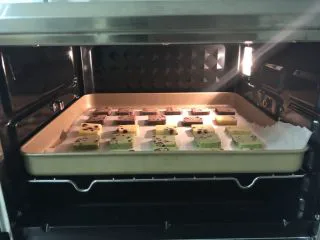 蔓越莓曲奇(原味&可可&抹茶),烤箱提前预热,170度,上下火,烤20分钟。