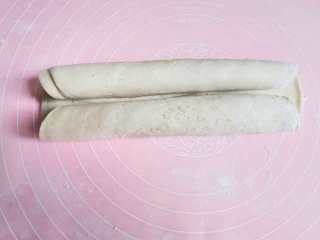 手抓饼蝴蝶酥,然后将手抓饼从两侧卷起,