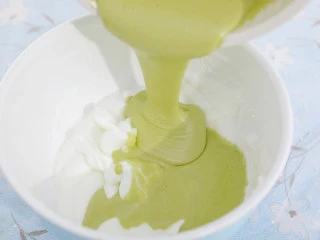 3款像云朵般柔软的瑞士卷,每一口都让人沦陷!,分别取1/3蛋白到抹茶糊和可可糊中拌匀,再将抹茶糊和可可糊全部倒入蛋白中翻拌均匀