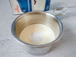 火龙果盒子蛋糕,用烤蛋糕的时间来打发淡奶油，容器保持冰凉状态，且无油无水，淡奶油加糖粉