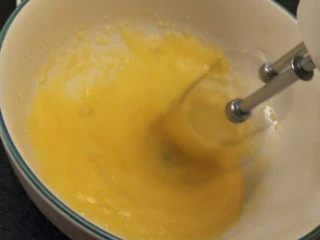 最经典浓郁巧克力奶酪蛋糕,分两次放入糖打发