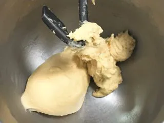 黑砖蜜豆吐司,启动厨师机揉面10分钟,检查面团硬湿度。