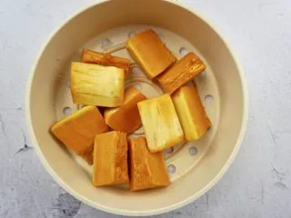 南瓜椰蓉面包条,南瓜切块上锅蒸熟捣成泥 