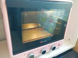 麦片芝麻核桃酥, 烤箱上下管165度预热。