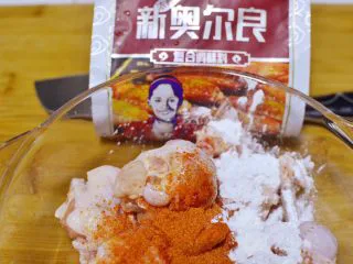 棒棒糖烤鸡翅根（新奥尔良口味）,放入新奥尔良腌料、淀粉和少许料酒。