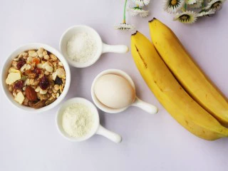 香蕉牛奶烤燕麦,准备好所有食材。