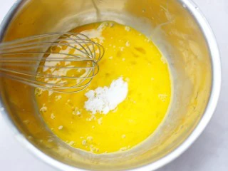 酥脆软滑的蛋奶吐司布丁,加入5g绵白糖。