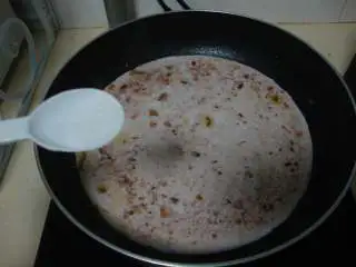 香草白酱猪排,烹入少量红酒，加牛奶、盐煮开