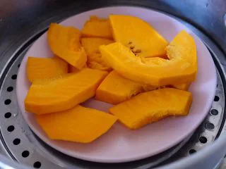 宝宝南瓜磨牙棒,南瓜去皮蒸熟(我蒸的比较多，还做了其他菜，因为觉得只蒸50克浪费火)🤣