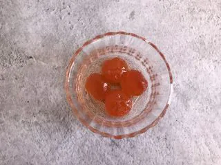 网红咸蛋黄饼干,咸蛋黄刷上食用油，放烤箱里180度烤10分钟