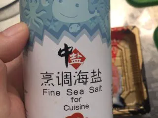 秘制干煎三文鱼 ,放少许海盐腌制一下。