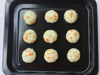 西兰花肉松芝士饭团,将所有饭团全部做好，摆入烤盘中。