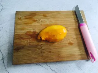 芒果香蕉奶昔,将另外一半芒果削皮