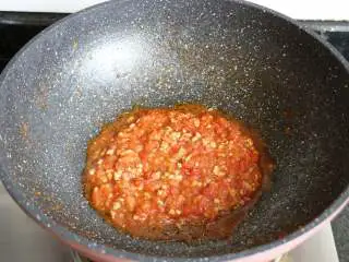 番茄肉酱拌面,熬煮至浓稠收汁状态即可，加适量盐调味，关火备用；