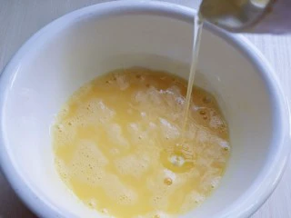 简单易学~巧克力淋面蛋糕,加入玉米油,使油和蛋液完全融合再一起,(色拉油也可以,但是一定要无味的)不建议使用黄油或橄榄油。