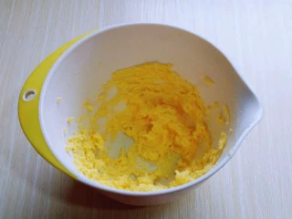 香酥仿真南瓜小饼干,启动电动打蛋器,低速将黄油打至蓬松状态。