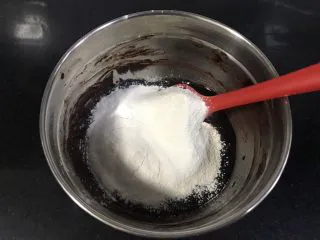 裂纹巧克力软饼干,筛入中粉,泡打粉,和一点点的盐。