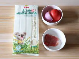 番茄肉酱拌面,准备好食材;