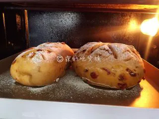 红糖枸杞软欧包,入烤箱，185度，30分钟左右，具体时间、温度，请根据自家烤箱灵活设定。