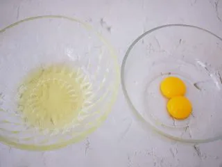 酸奶舒芙蕾蛋糕,所以今天就教大家用平底锅做蛋糕,它就是火遍大街小巷的舒芙蕾蛋糕,只用一个平底锅就能完成,口感超细腻,好吃不上火,比蛋糕还好吃,香甜松软,十分钟上桌,最主要的是不加一滴油,就连减肥人士也可以吃,当早餐或者下午茶都是非常美味的。