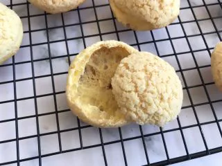 网红草莓脆皮泡芙,泡芙切掉顶部