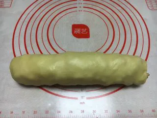 最爱面包➕新疆三果大列巴,卷好的三果大列巴，把粘合的封口放在下边。