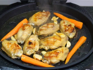 九层塔烤鸡翅,打开锅盖,加入蒜瓣